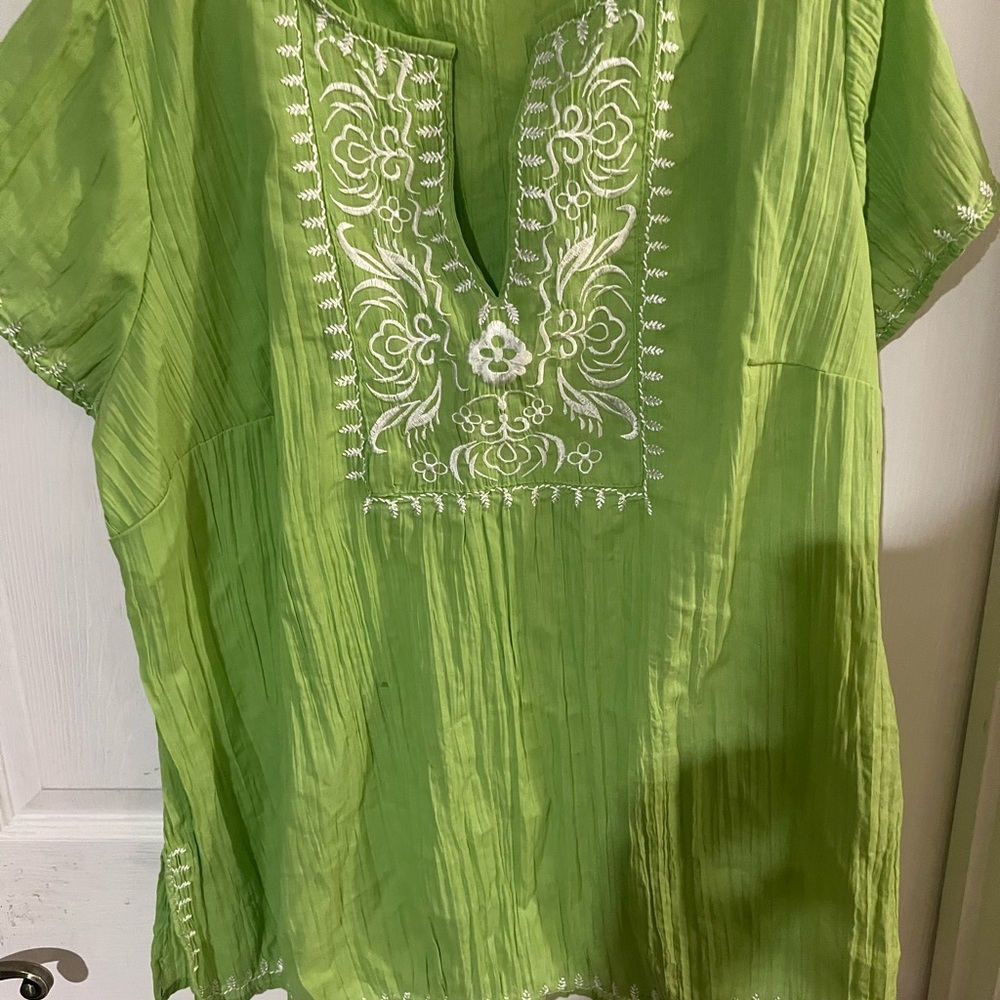 Mystique Aura green and white women’s top size 2x
